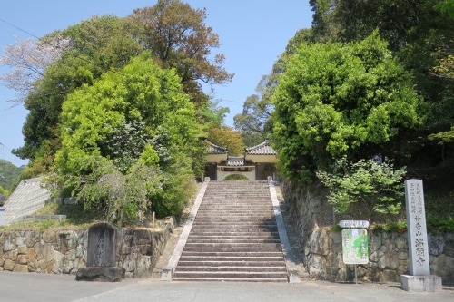 満願寺を散歩｜ＪＲ川西能勢口の源満仲像と源氏ゆかりの満願寺を散歩