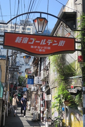 新宿ゴールデン街を散歩｜文化人が集まる昭和の飲み屋街は健在だった