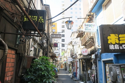 新宿ゴールデン街を散歩｜文化人が集まる昭和の飲み屋街は健在だった