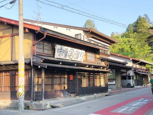 高山を散歩|金森長近の城下町高山の古い町並みを夕暮れに散歩はいい