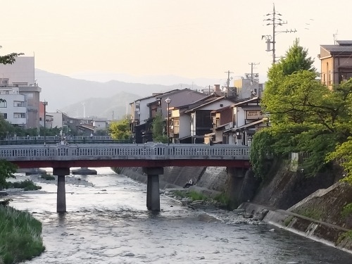 高山を散歩|金森長近の城下町高山の古い町並みを夕暮れに散歩はいい