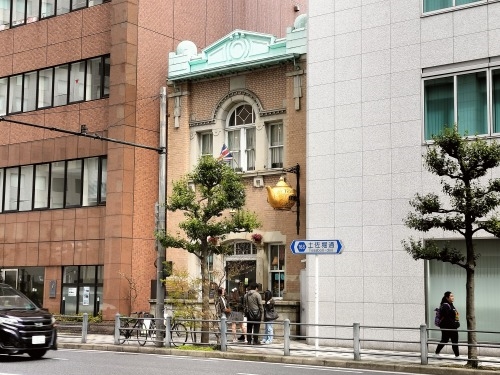 堂島から散歩|上等カレーにカツとチーズのトッピングとアートな建築