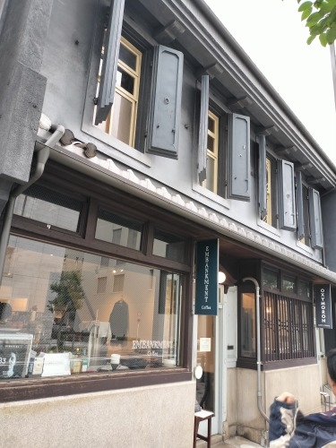堂島から散歩|上等カレーにカツとチーズのトッピングとアートな建築