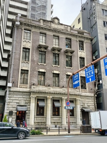 堂島から散歩|上等カレーにカツとチーズのトッピングとアートな建築