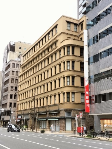 堂島から散歩|上等カレーにカツとチーズのトッピングとアートな建築