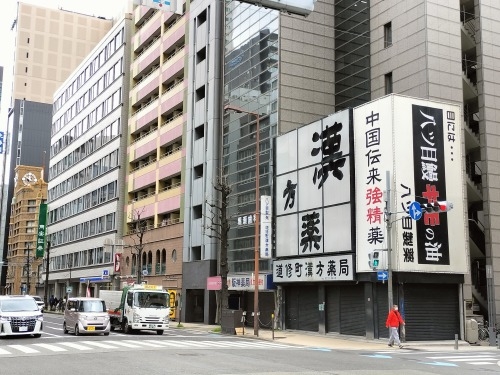 堂島から散歩|上等カレーにカツとチーズのトッピングとアートな建築