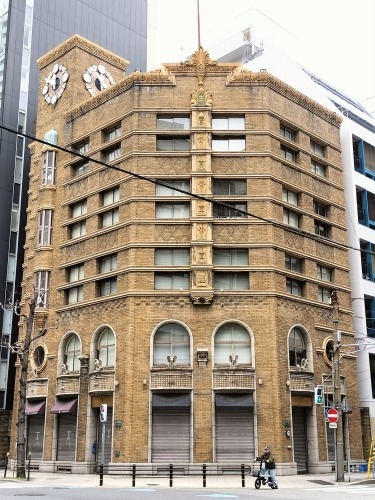 堂島から散歩|上等カレーにカツとチーズのトッピングとアートな建築