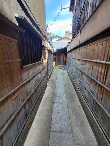 祇園を散歩|桜満開の京都で歴史の街祇園と裏路地ををぶらり散歩して