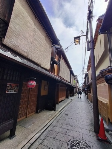 祇園を散歩|桜満開の京都で歴史の街祇園と裏路地ををぶらり散歩して