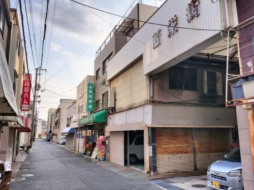 �����U���b�f��@�w���̐��E�̕Ћ��Ɂx�ɂłĂ�����̊X���݂��U����